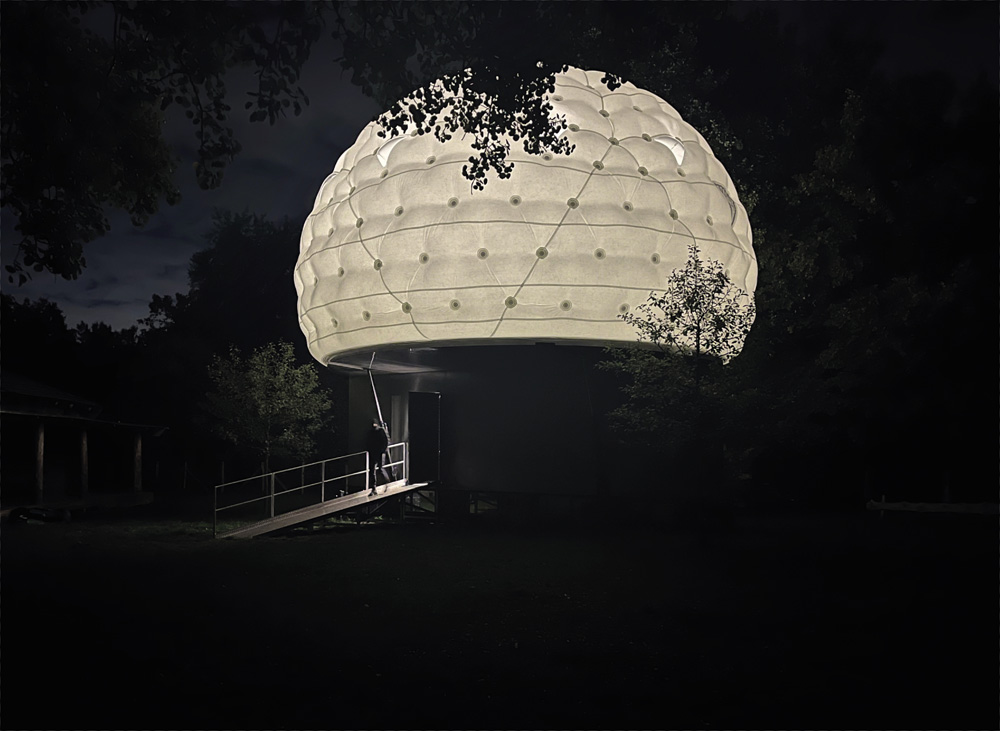 E22SSPIU: At night, the dome glows like a lantern, signaling its occupancy. E22SSPIU: At night, the dome glows like a lantern, signaling its occupancy.