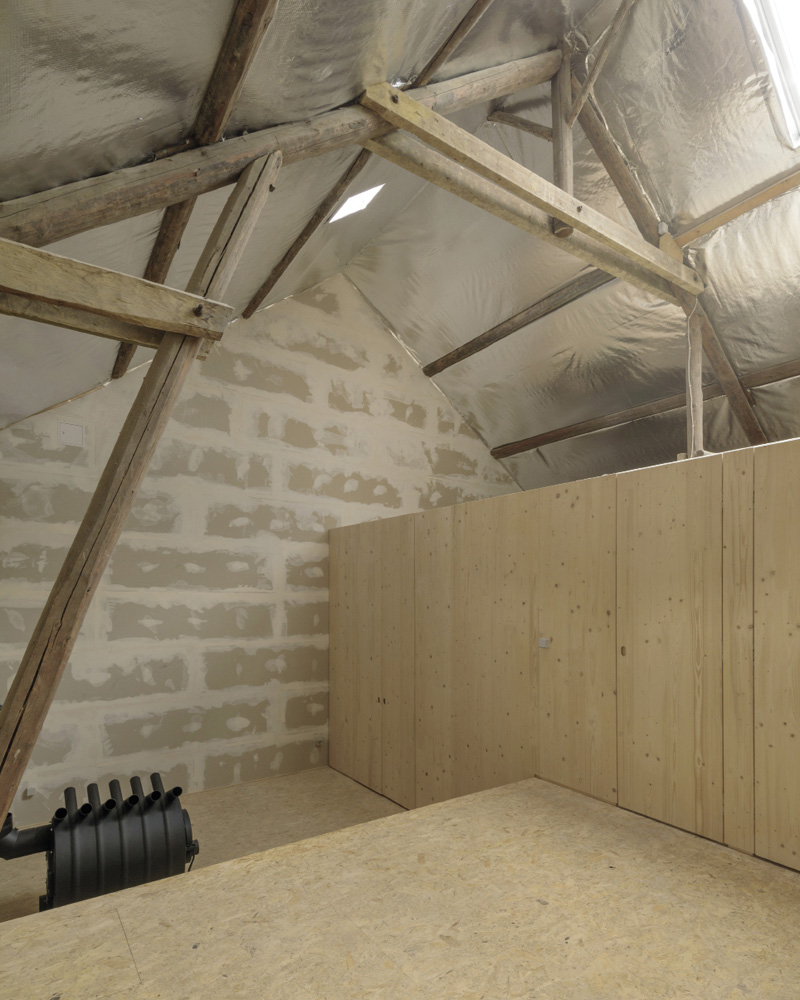 HAGHAB: A silver vapor barrier reflects the light, while a stove ensures winter comfort— achieving Existenzoptimum. HAGHAB: A silver vapor barrier reflects the light, while a stove ensures winter comfort— achieving Existenzoptimum.