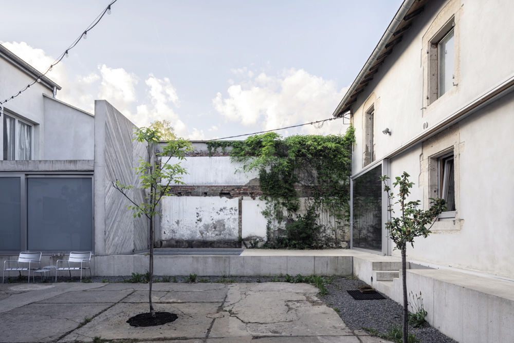 Broadway: The courtyard as a junction between the private and the public, bridging the built environment and the landscape Broadway: The courtyard as a junction between the private and the public, bridging the built environment and the landscape