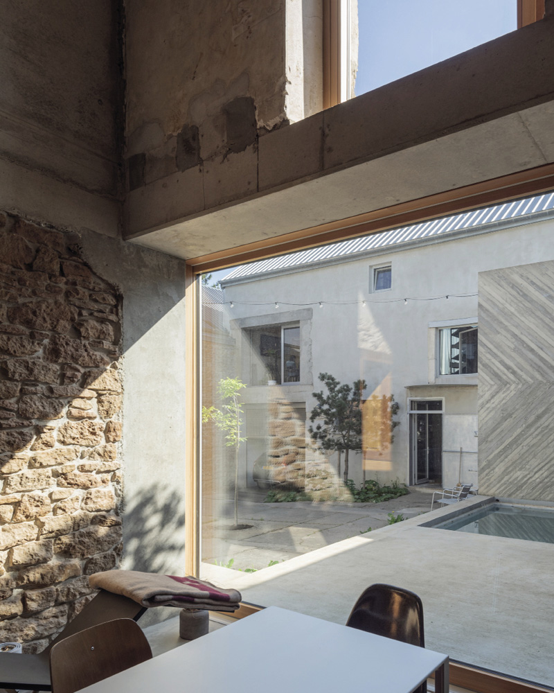 Broadway: It creates a home defined by bold cuts and daring interventions, producing while preserving patina. Broadway: It creates a home defined by bold cuts and daring interventions, producing while preserving patina.
