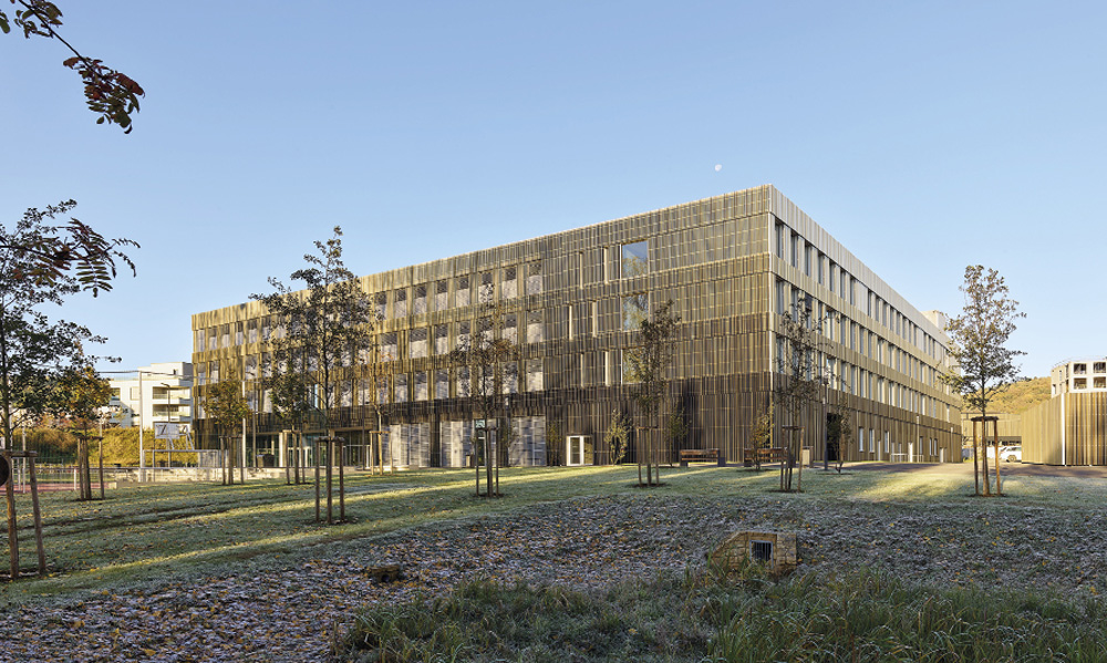 École internationale à Differdange
Enseignement secondaire
Maître d’ouvrage :
Ministère de la Mobilité et des Travaux Publics
Administration des bâtiments publics public://import2026/images/IMG1_bruck-weckerle-architekten-ap-10153_cole-internationale-differdange-enseignement-secondaire_opt.jpg