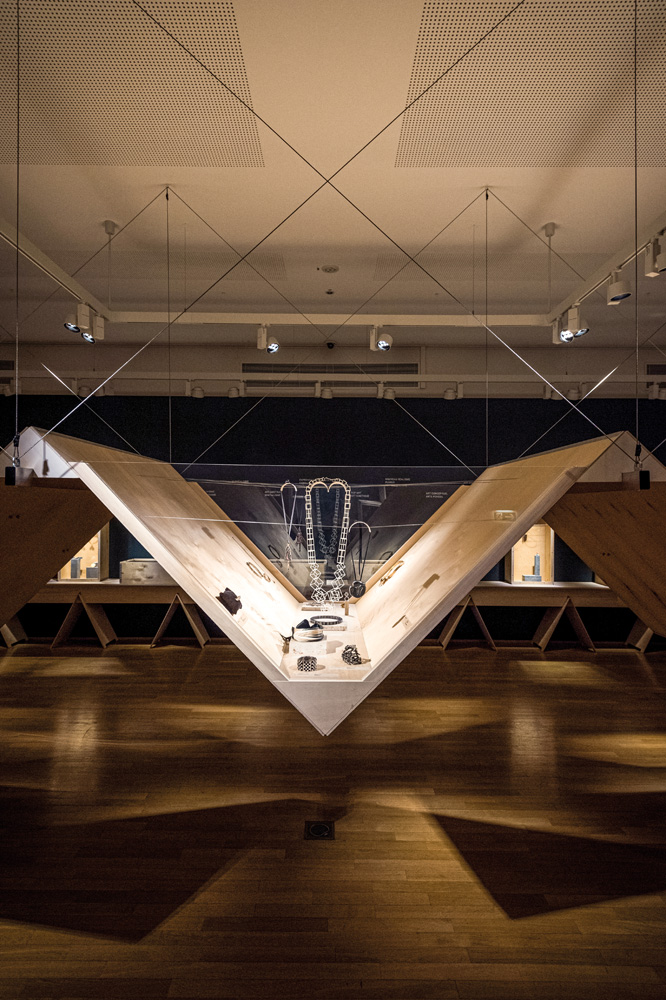 Scénographie de l’exposition temporaire ‘Bijoux
d’artistes, de Picasso à Koons, la collection idéale de Diane Venet’ – Ratskeller, Cercle Cité, 2021-2022
Lauréat Bauhärepräis OAI 2024 Scénographie de l’exposition temporaire ‘Bijoux
d’artistes, de Picasso à Koons, la collection idéale de Diane Venet’ – Ratskeller, Cercle Cité, 2021-2022
Lauréat Bauhärepräis OAI 2024