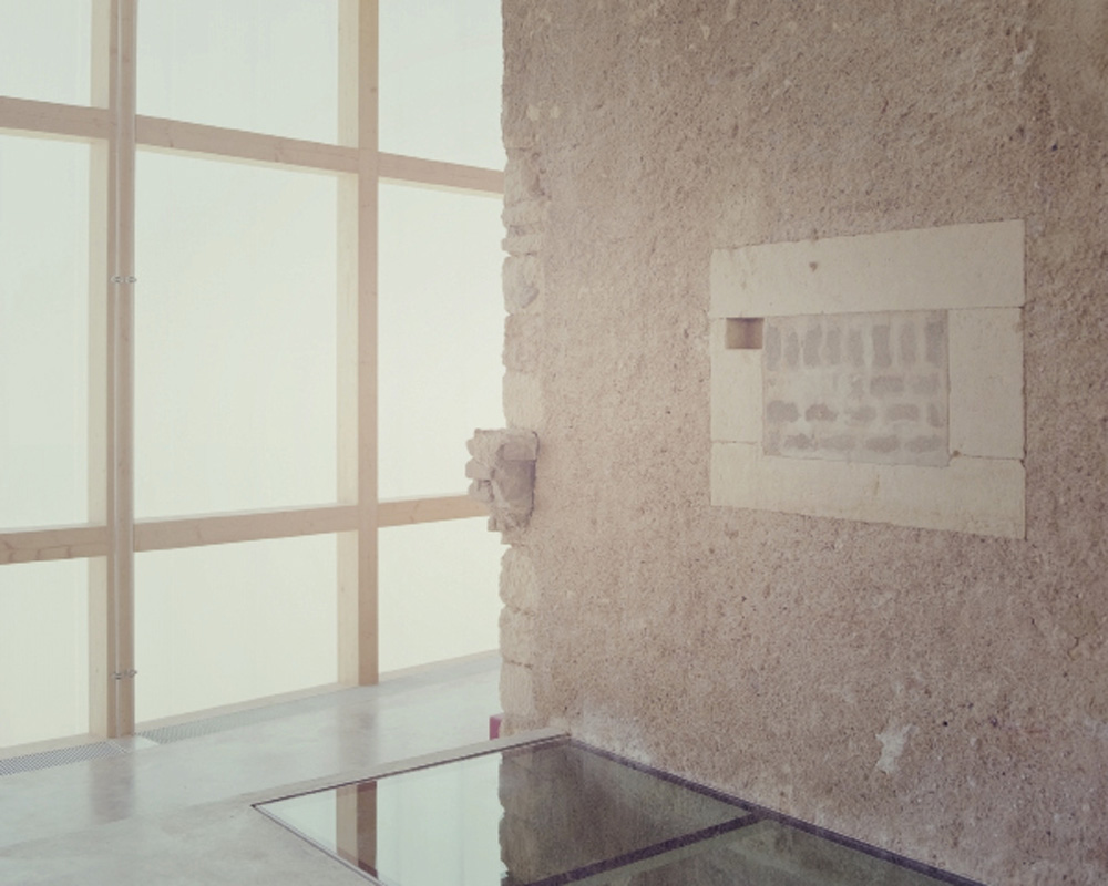 SPEKTRUM: The house, its patina and ghosts, is both enveloped and preserved. A glass plate shelters the artist’s clay reserve SPEKTRUM: The house, its patina and ghosts, is both enveloped and preserved. A glass plate shelters the artist’s clay reserve