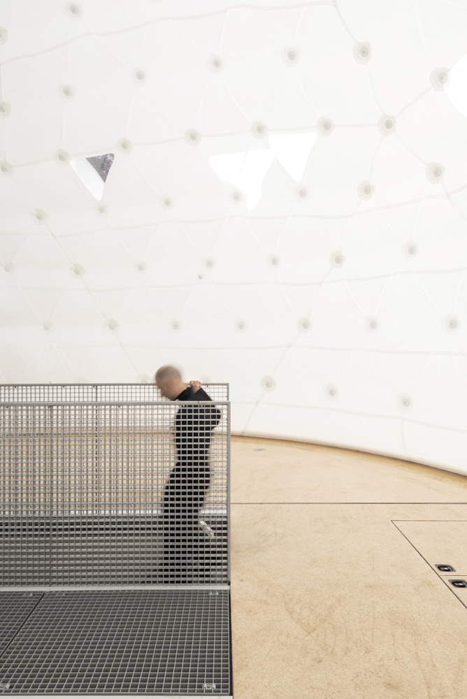 E22SSPIU: A double-shell pneumatic dome is inflated on an unfolding platform, creating a spacious sleeping habitat. E22SSPIU: A double-shell pneumatic dome is inflated on an unfolding platform, creating a spacious sleeping habitat.